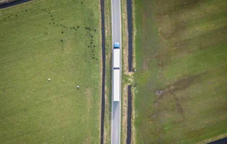 Vogelperspektive von LKW auf Landstraße